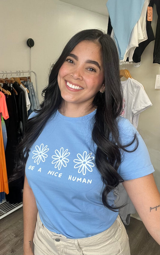 Camiseta azul be a nice human