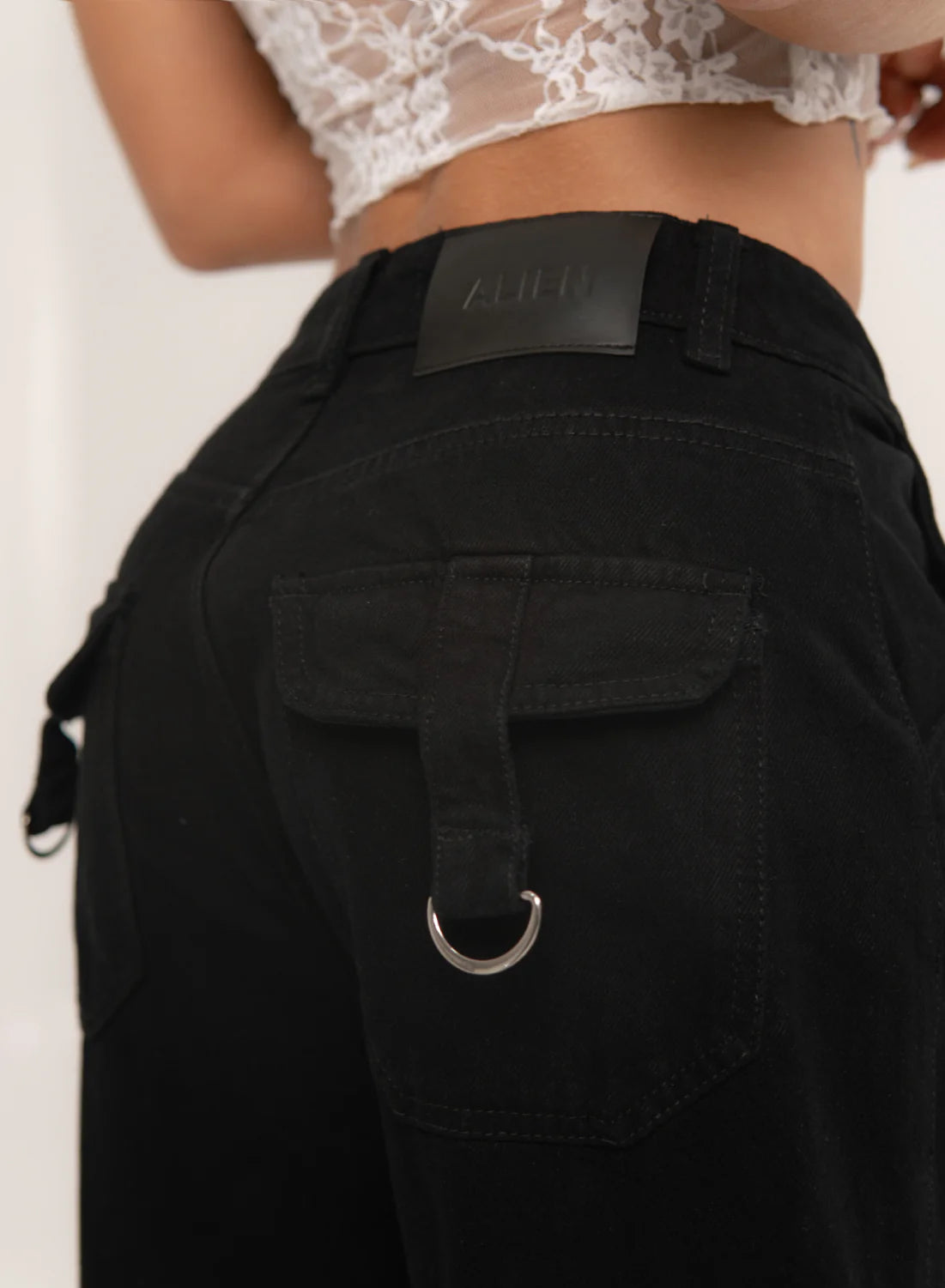 Jean cargo Aiki negro