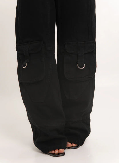 Jean cargo Aiki negro