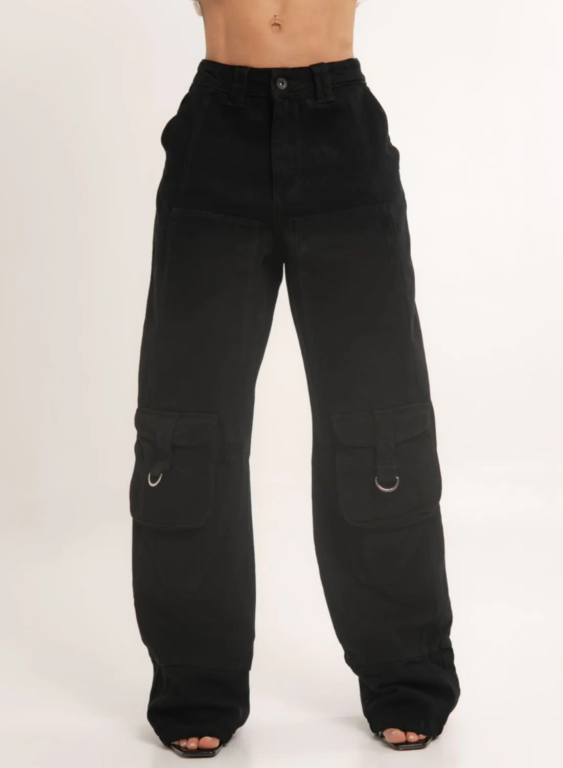 Jean cargo Aiki negro
